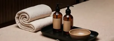 Toalhas, óleos e aromas preparados para a sessão