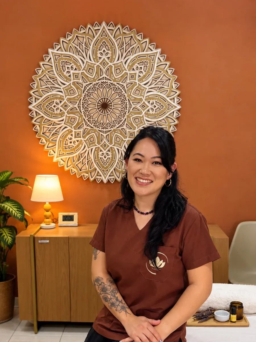 Thassiana Harumi, massoterapeuta, no espaço do Harumi Home Spa em Londrina