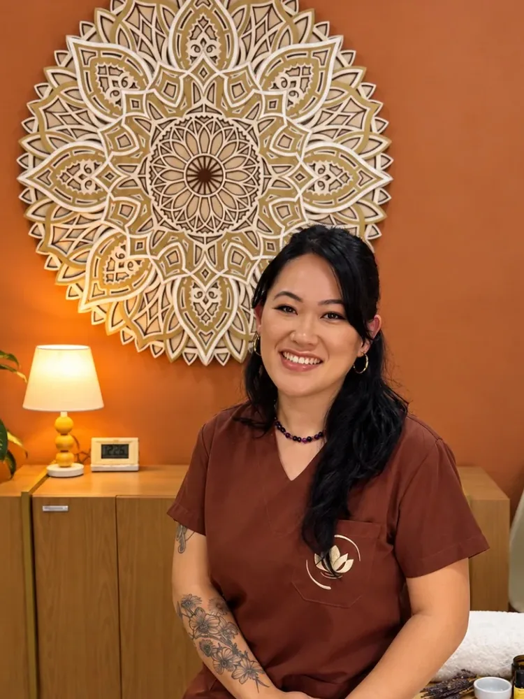Retrato de Thassiana Harumi, massoterapeuta do Harumi Home Spa
